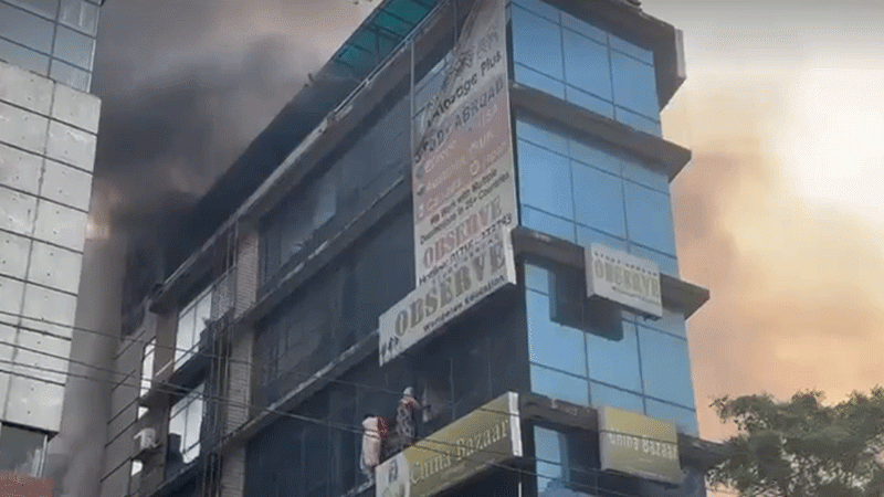 ধানমন্ডিতে বহুতল ভবনে আগুন
